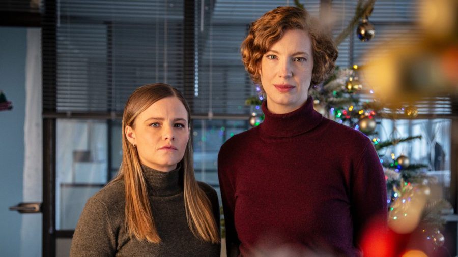 Haben keine besinnlichen Weihnachten - und sind froh drum: die Bremer Ermittlerinnen Liv Moormann (Jasna Fritzi Bauer, l.) und Linda Selb (Luise Wolfram) im "Tatort: Stille Nacht". (ili/spot)