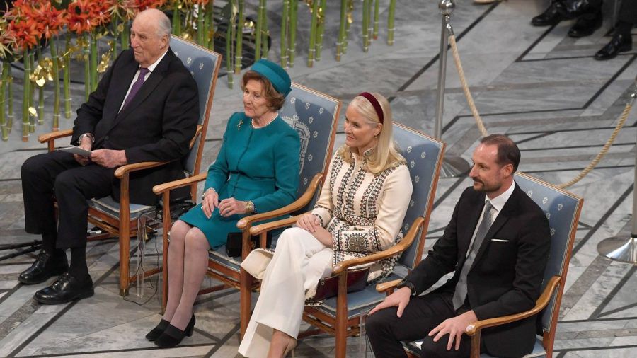 Bei der Friedensnobelpreis-Verleihung am 10. Dezember 2024 zeigte sich die royale Familie vereint: König Harald, Königin Sonja sowie das Kronprinzenpaar Mette-Marit und Haakon. (ae/spot)