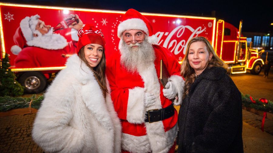 Vanessa Mai und die 1. Vorsitzende der Tafel Regensburg e.V. Jonah Lindinger im Rahmen der Kampagne "Die Welt braucht mehr Santas!". (obr/spot)