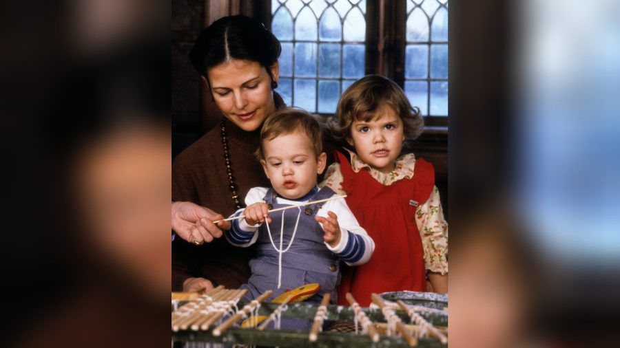 Königin Silvia, Prinz Carl Philip und Kronprinzessin Victoria 1980 beim Kerzenziehen. (ili/spot)