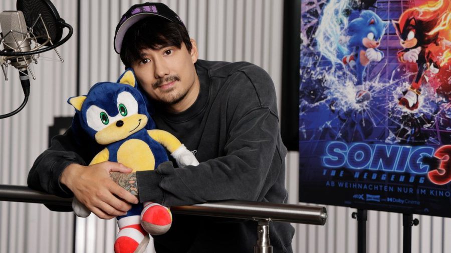 Julien Bam hält den blauen Igel Sonic im Arm, dem er seine prominente Stimme leiht. (sv/spot)