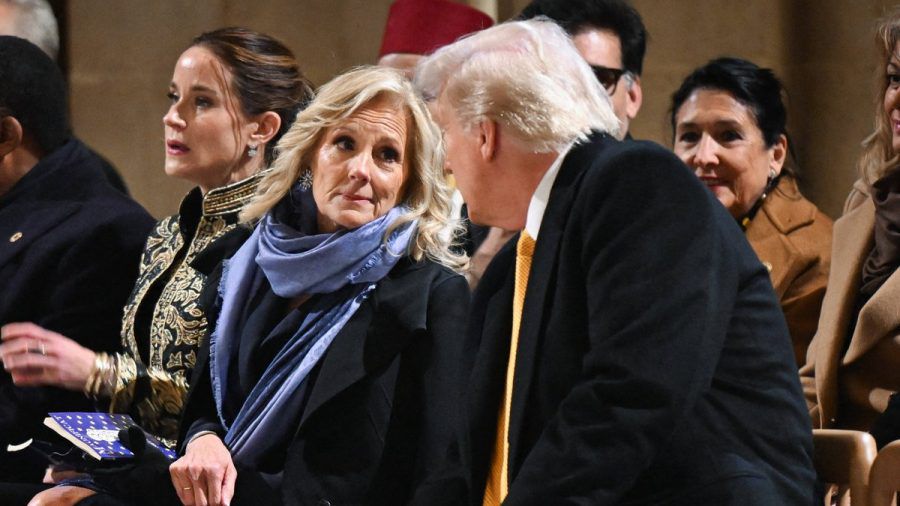 Bei der Eröffnungsfeier für die wiederaufgebaute Pariser Kirche Notre Dame am 7. Dezember tauschten sich Jill Biden und Donald Trump aus. Das nutzt er jetzt für Werbung. (ae/spot)