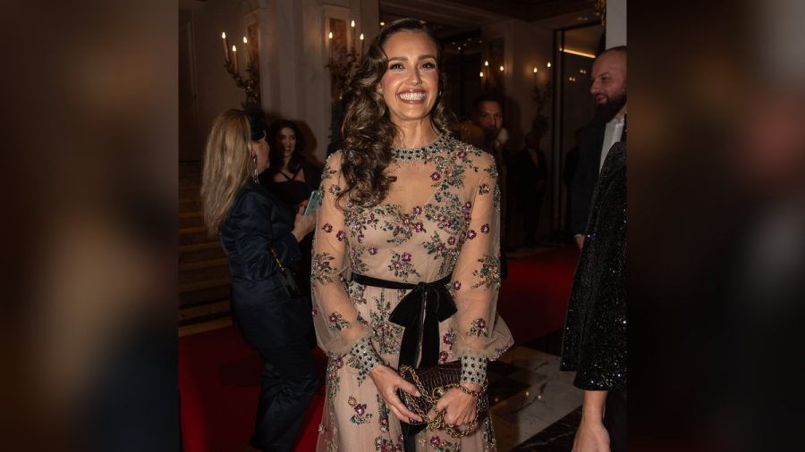 Jessica Alba fühlte sich bei den Discobolo Awards im römischen Hotel Eden sichtlich wohl in ihrer eleganten Robe mit Blumenmuster. (ae/spot)