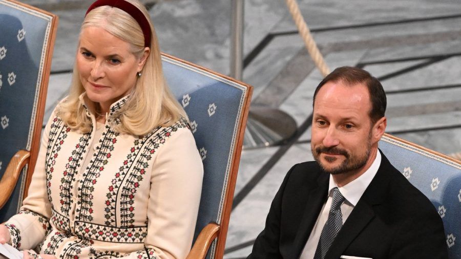 Bei aktuellen Veranstaltungen wirkt Mette-Marit neben Kronprinz Haakon angespannt. (rho/spot)