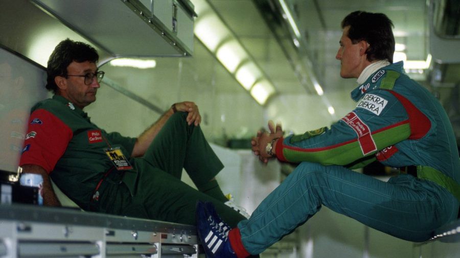 Michael Schumacher (r.) tauscht sich vor seinem ersten Formel-1-Rennen im belgischen Spa im August 1991 mit Eddie Jordan aus. (ncz/spot)