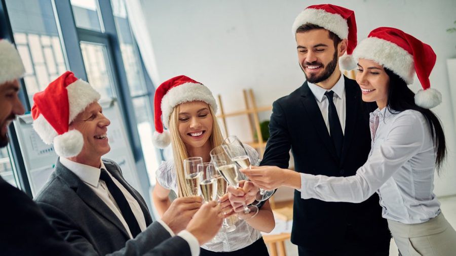 Bei einer Weihnachtsfeier mit Arbeitskollegen ist das richtige Verhalten zu Tisch besonders wichtig. (paf/spot)