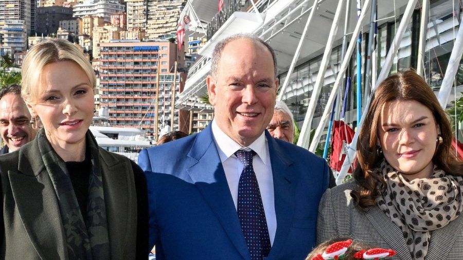 Charlène und Albert von Monaco mit Nichte Camilla Gottlieb (r.) bei der Geschenkaktion. (ili/spot)