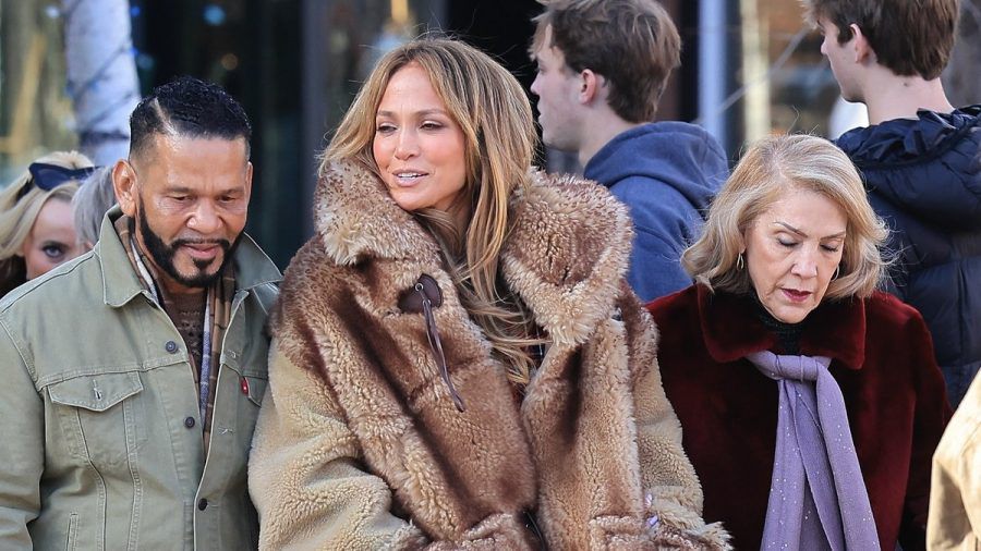 Jennifer Lopez eingerahmt von ihrer Mutter Guadalupe Rodríguez und ihrem Manager Benny Medina im Winterurlaub im Nobel-Skiort Aspen. (the/spot)