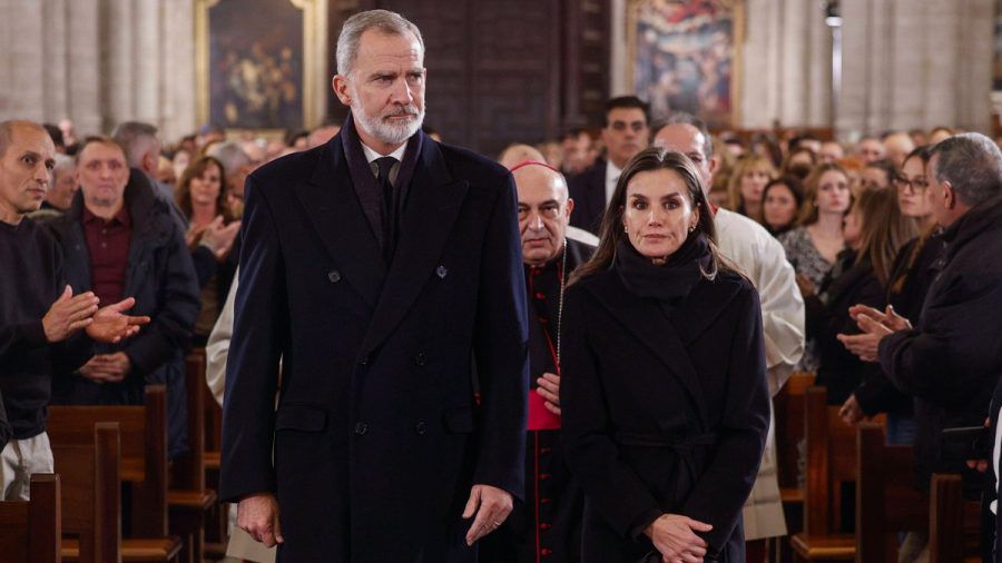 Die Anteilnahme steht ihnen ins Gesicht geschrieben: König Felipe und Königin Letizia zeigten sich beim Gedenkgottesdienst in Valencia tief betroffen. Anschließend sprachen sie vielen Angehörigen persönlich ihr Beileid aus. (ae/spot)