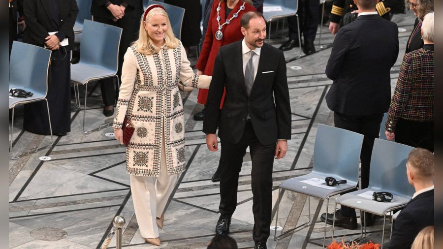 Kronprinzessin Mette-Marit und Kronprinz Haakon bei der Nobelpreis-Verleihung am 10. Dezember 2024 in Oslo. (eyn/spot)