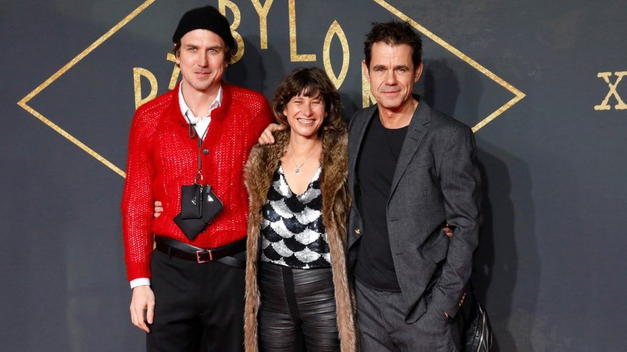 Lars Eidinger (li.) 2019 mit Tom Tykwer und dessen Frau Marie in Berlin. (eyn/spot)