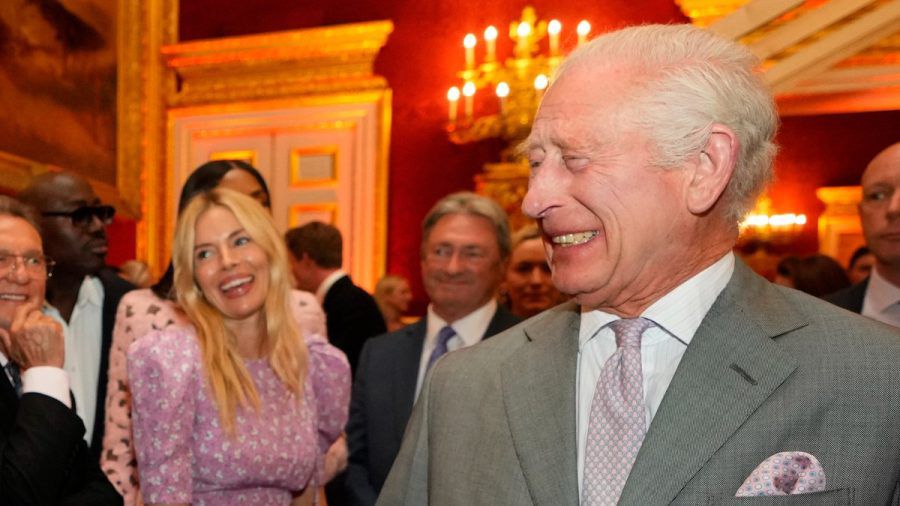 Schauspielerin Sienna Miller und König Charles III. im Juni 2024 im St. James's Palace in London bei den ersten Wohltätigkeitspreisen der King's Foundation. (ili/spot)