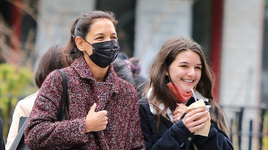 Katie Holmes (l.) und Tochter Suri Cruise während der Corona-Pandemie bei einem Spaziergang durch New York City. (dr/spot)