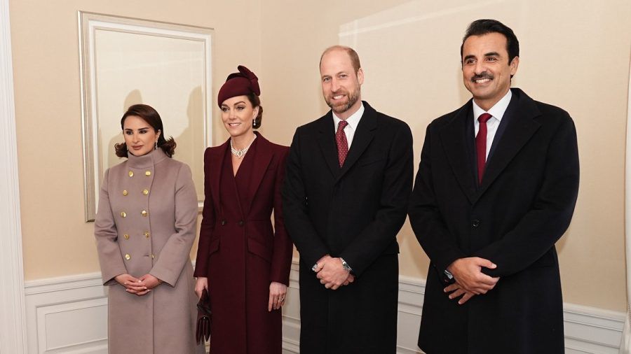 Prinzessin Kate und Prinz William strahlen zwischen dem Emir von Katar, Scheich Tamim bin Hamad Al Thani und seiner Frau Jawaher. Anschließend ging es zum Horse Guards Parade, wo König Charles schon auf die Gäste wartete. (ae/spot)