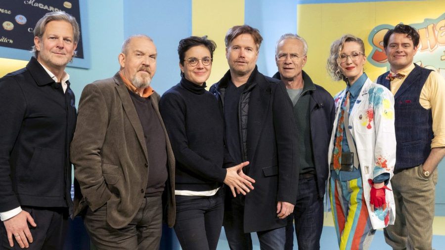 Das Team hinter dem "Tatort: Alles Anders" (v.l.n.r.): Produzent Jan Kruse, Dietmar Bär, Regisseurin Isabell Šuba, WDR-Redakteur Götz Bolten, Klaus J. Behrendt, Silvina Buchbauer und Max Giermann. (wue/spot)