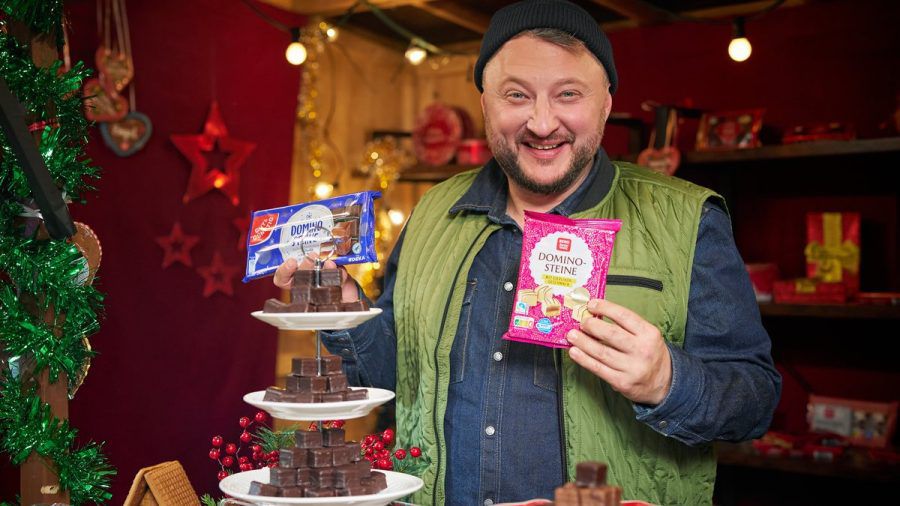 "besseresser: Die Tricks in Glühwein, Lebkuchen & Co.": Sebastian Lege baut in seinem Labor Dominosteine nach. (cg/spot)