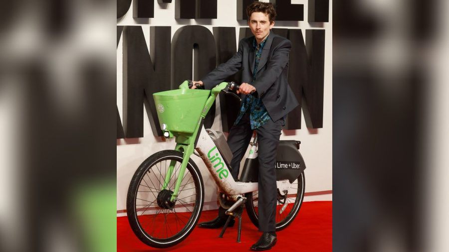 Timothée Chalamet sorgte mit seinem Lime-Bike in London für Aufsehen. (eyn/spot)