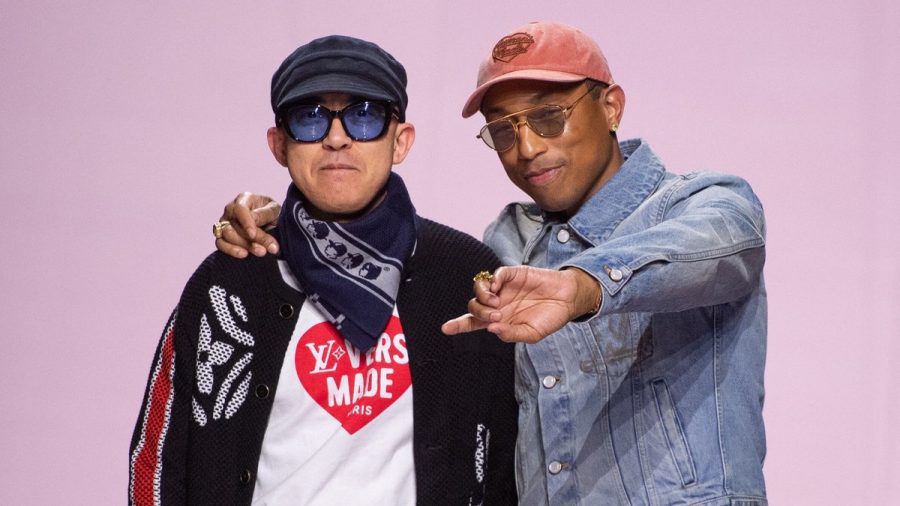 Nigō (l.) und Pharrell Williams (r.) bei der Eröffnung der Fashion Week in Paris. (dam/spot)