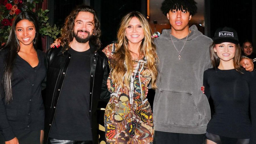 Von links: Lou Samuel, Tom Kaulitz, Heidi Klum, Johan Samuel und Leni Klum posieren im Oktober gemeinsam bei der Eröffnung von "Crazy Pizza" in New York. (ae/spot)