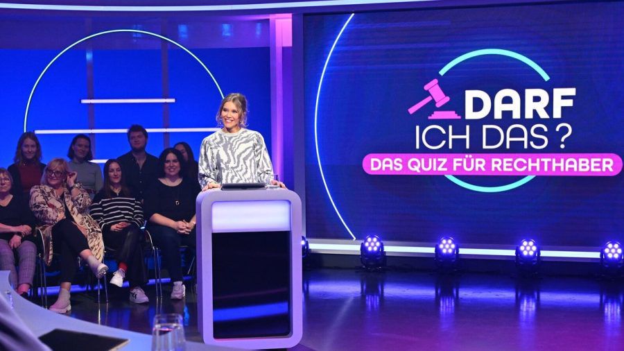 Laura Karasek in der Kulisse ihrer neuen Quizshow. (lau/spot)