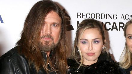 Die Beziehung von Billy Ray Cyrus und Miley Cyrus liegt momentan auf Eis. (mia/spot)