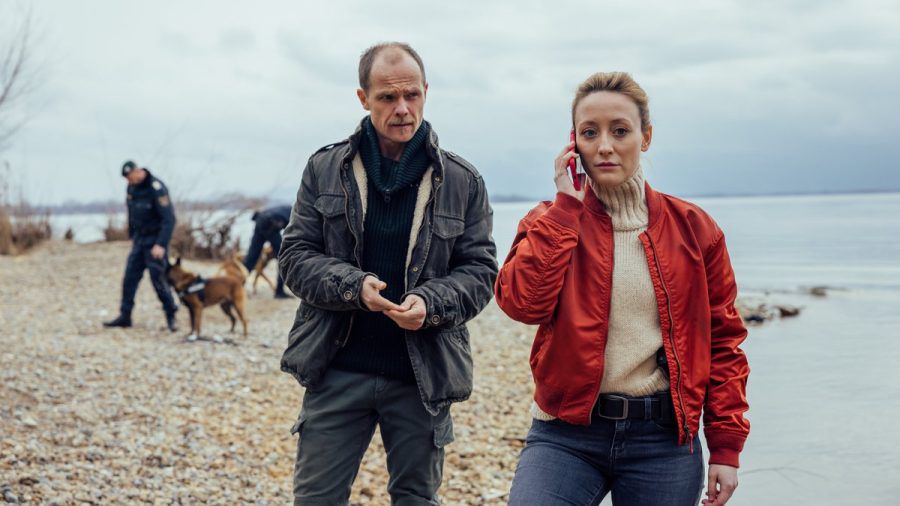 "Die Toten vom Bodensee: Die Medusa": Micha Oberländer (Matthias Koeberlin) und Luisa Hoffmann (Alina Fritsch) wurden zum Fundort einer Leiche gerufen. (cg/spot)