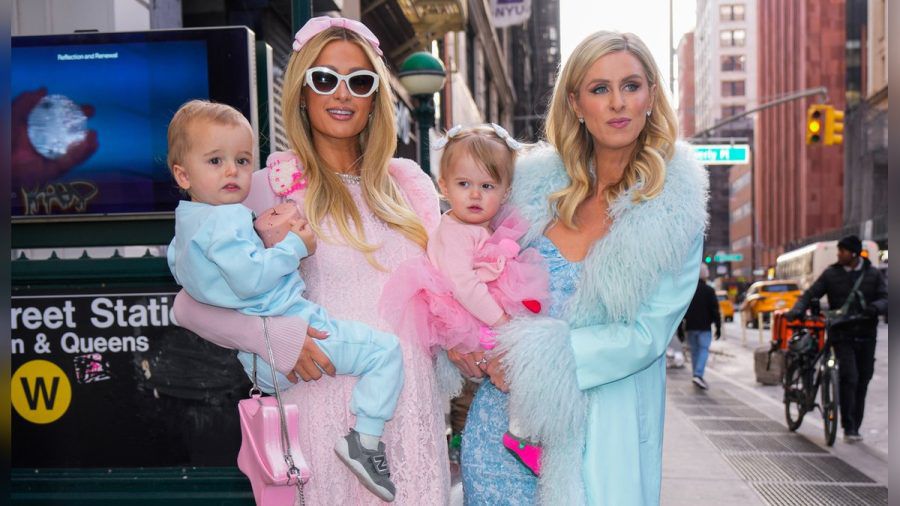 In aufeinander abgestimmten pastellfarbenen Outfits kamen Paris Hilton und ihre Schwester Nicky samt Kindern - hier Paris' Sohn und Tochter - zu einer von ihnen organisierten Charity-Veranstaltung in Manhattan. (ae/spot)