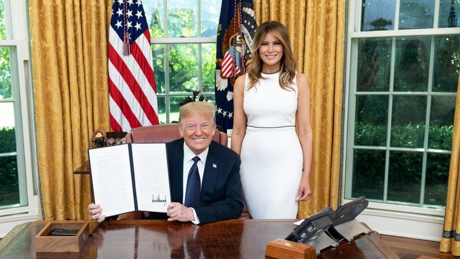 "Donald Trump - Schicksalsjahre eines Präsidenten: White House" zeigt Donald und Melania Trump im Juni 2020 im Oval Office. (ili/spot)