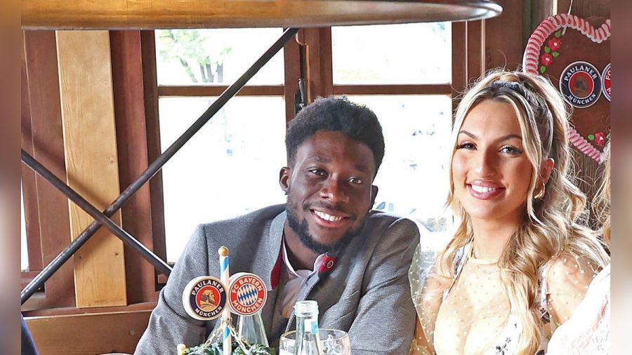 Alphonso Davies und Partnerin Sheyenne beim traditionellen Oktoberfest-Besuch des FC Bayern München im September 2024. (ncz/spot)