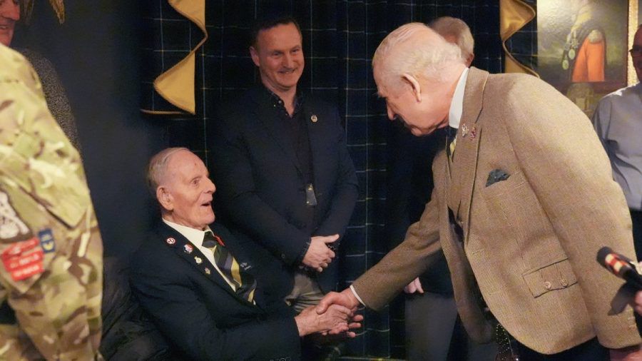 Jim Glennie (l.) schaffte es nicht zum 80. Jahrestag in die Normandie - nun konnte er König Charles in Aberdeen die Hand schütteln. (ae/spot)