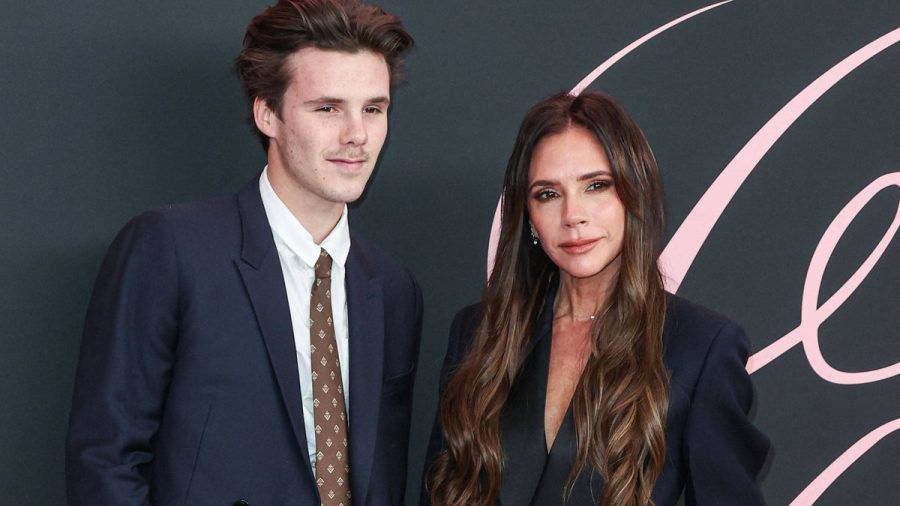 Cruz Beckham neben seiner Mutter Victoria bei einem Event im vergangenen Jahr. (lau/spot)