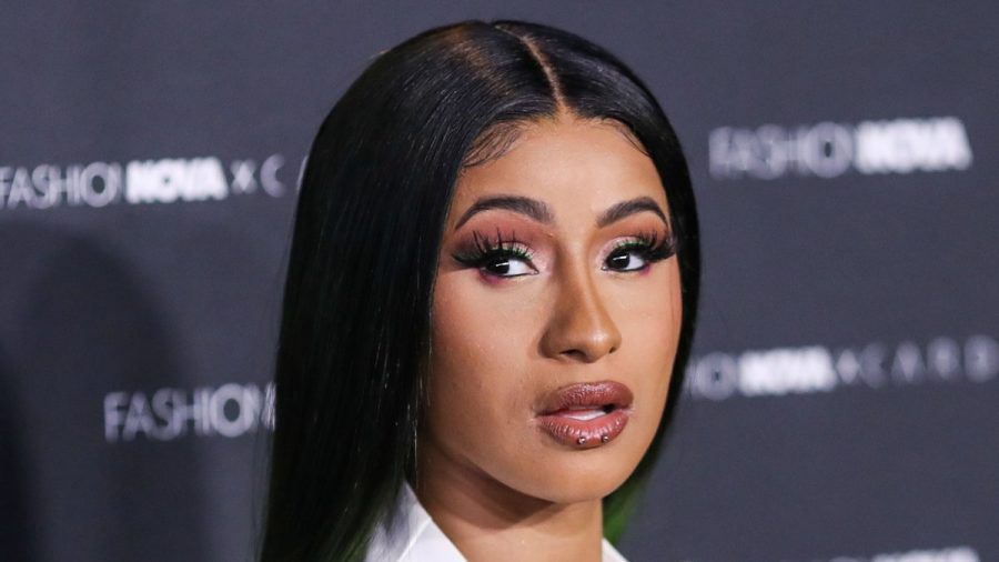 Cardi B lässt tief blicken. (smi/spot)