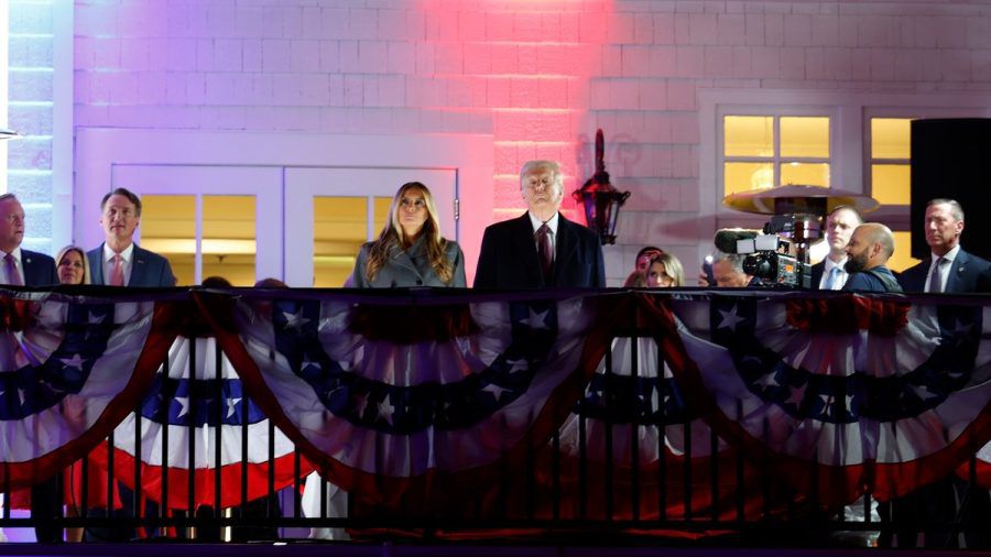 Melania und Donald Trump betrachten das Feuerwerk, das zu Ehren seiner Amtseinführung am Samstag in Washington veranstaltet wurde. (ili/spot)