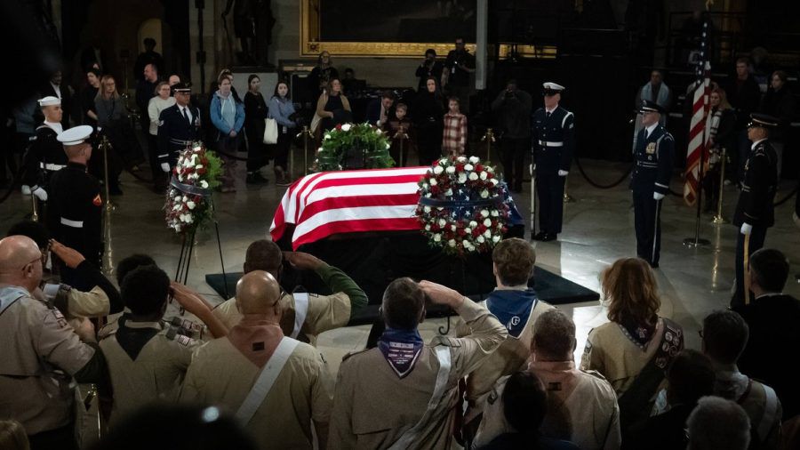 Der aufgebahrte Sarg des ehemaligen US-Präsidenten Jimmy Carter. (wue/spot)