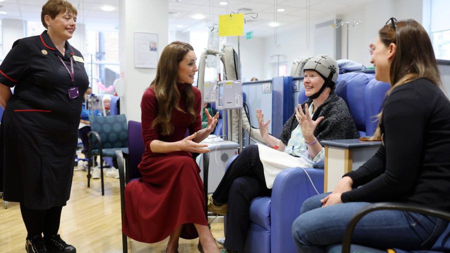 Prinzessin Kate im Gespräch mit einer Krebspatientin im Royal Marsden Hospital in London. (wue/spot)