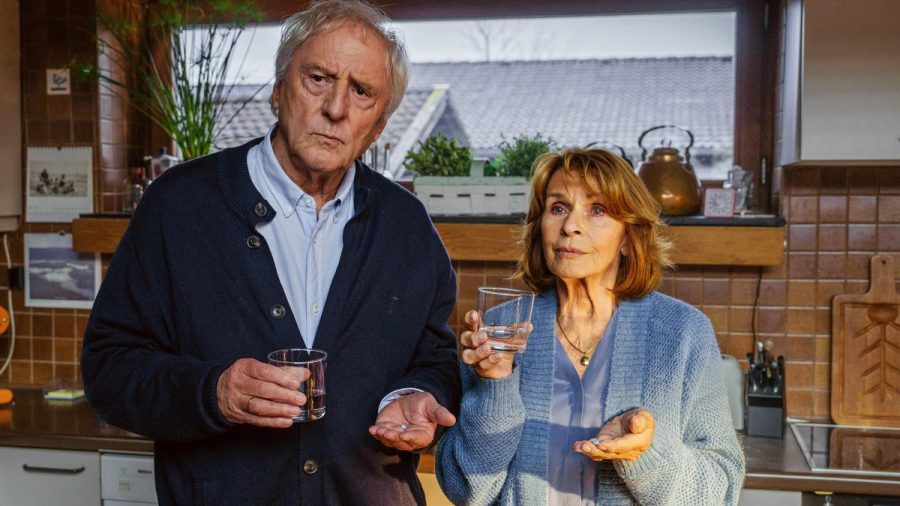 "Weißt du noch": Günther (Günther Maria Halmer) und Marianne (Senta Berger) wollen raus aus der trostlosen Routine und nehmen die "Wunderpille". (hub/spot)