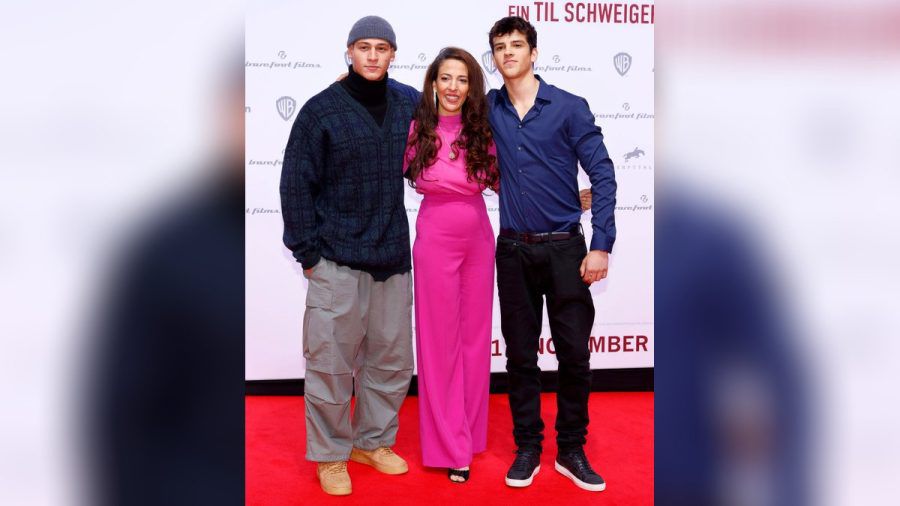 Meryem Moutaoukkil mit ihren Söhnen Emilio Sakraya (l.) und Ilyes Raoul bei der Premiere des Films "Die Rettung der uns bekannten Welt". (obr/spot)