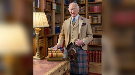 König Charles III. posiert in der Bibliothek von Schloss Balmoral. (ncz/spot)