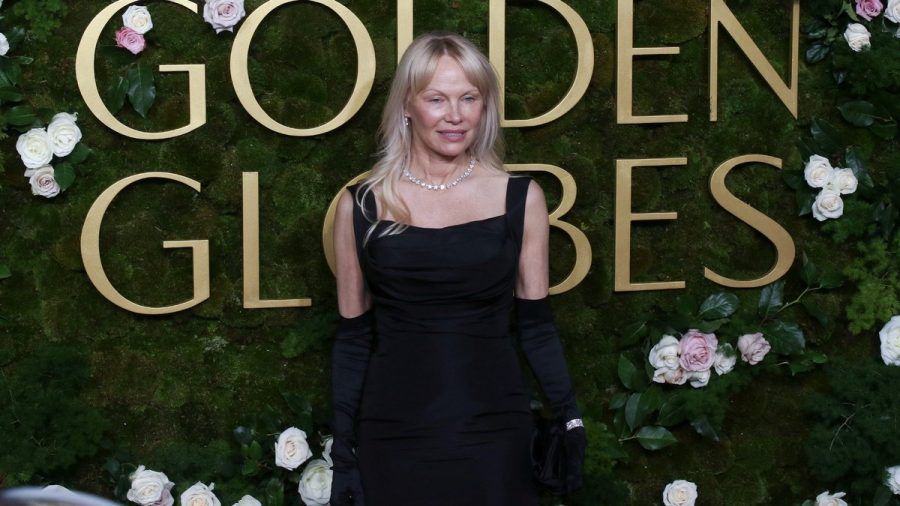 Pamela Anderson bei den Golden Globes 2025. (dr/spot)