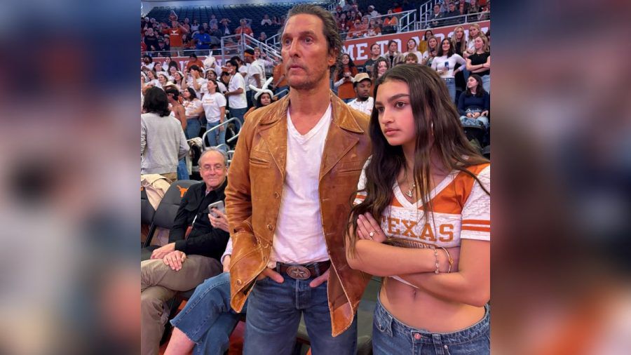 Matthew McConaughey und Tochter Vida beim Spiel der Texas Longhorns. (lau/spot)