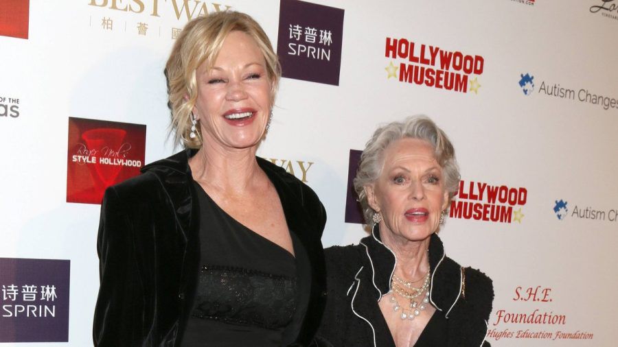 Melanie Griffith und Tippi Hedren zeigten sich früher oft zusammen auf dem roten Teppich. In den letzten Jahren sah man die "Die Vögel"-Ikone jedoch kaum noch in der Öffentlichkeit. (ae/spot)