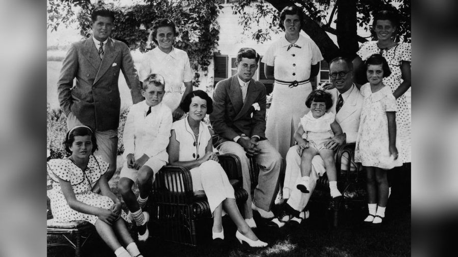 Rose Kennedy (Mitte) mit ihrem Mann Joseph und den gemeinsamen Kindern. (ln/obr/spot)