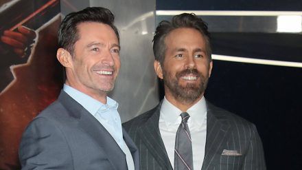 Hugh Jackman (l.) wurde von einem Überraschungsgast beehrt: Ryan Reynolds. (mia/spot)