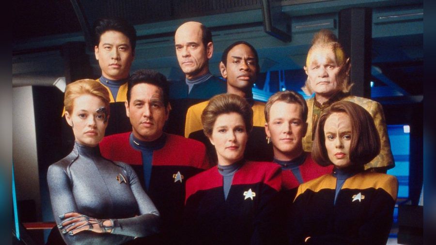 Captain Kathryn Janeway (Kate Mulgrew, Mitte) mit ihrer Voyager-Crew. (stk/spot)