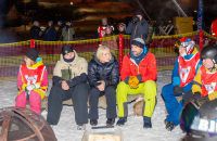 Die norwegischen Royals beim Skitraining: Kronprinzessin Mette-Marit, Kronprinz Haakon und Prinz Sverre Magnus (2.v.l.). (wue/spot)