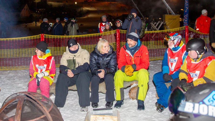 Die norwegischen Royals beim Skitraining: Kronprinzessin Mette-Marit, Kronprinz Haakon und Prinz Sverre Magnus (2.v.l.). (wue/spot)