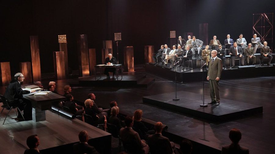 "Die Ermittlung" (v.l.): Richter (Rainer Bock), Verteidiger (Bernhard Schütz) und Zeuge 19 (Peter Lohmeyer) im Gerichtssaal. (ili/spot)