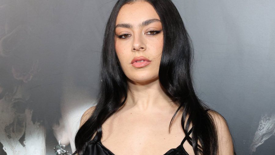 Charli xcx bei einer Filmpremiere im vergangenen Jahr in Los Angeles. (lau/spot)