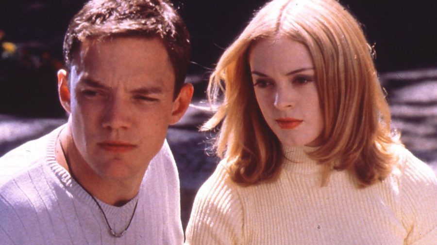 Matthew Lillard und Rose McGowan im Film "Scream - Schrei!" aus dem Jahr 1996. (hub/spot)