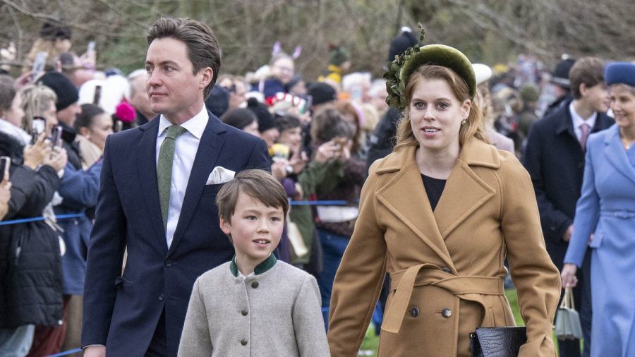 Prinzessin Beatrice mit ihrem Ehemann Edoardo Mapelli Mozzi und dessen Sohn Christopher Woolf in Sandringham. (ili/spot)